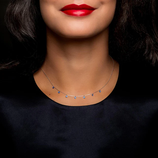 0.90ct-collier-confetti-bleu-or-blanc-porte-1